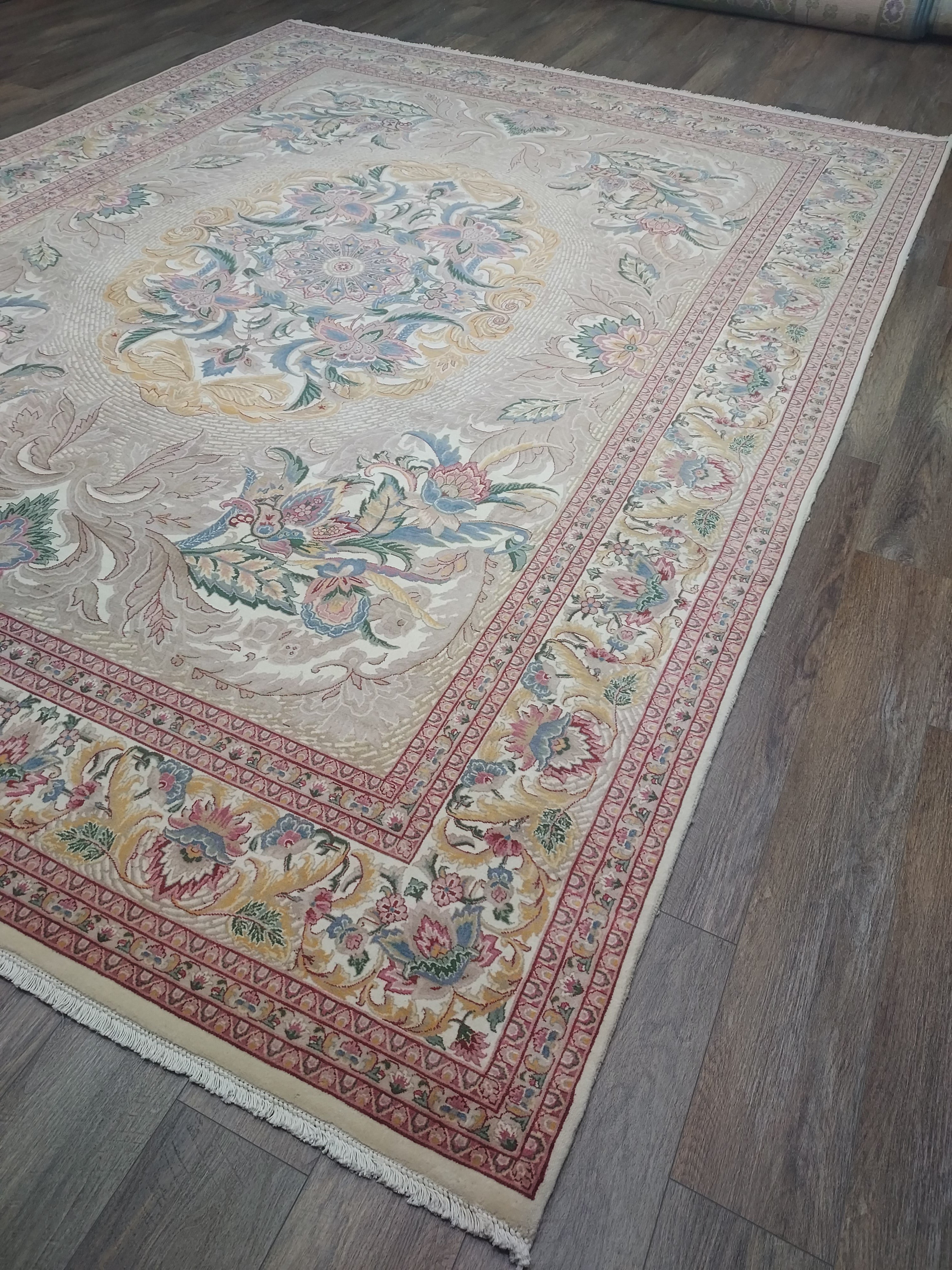 Elegant Beige Floral Medallion Rug