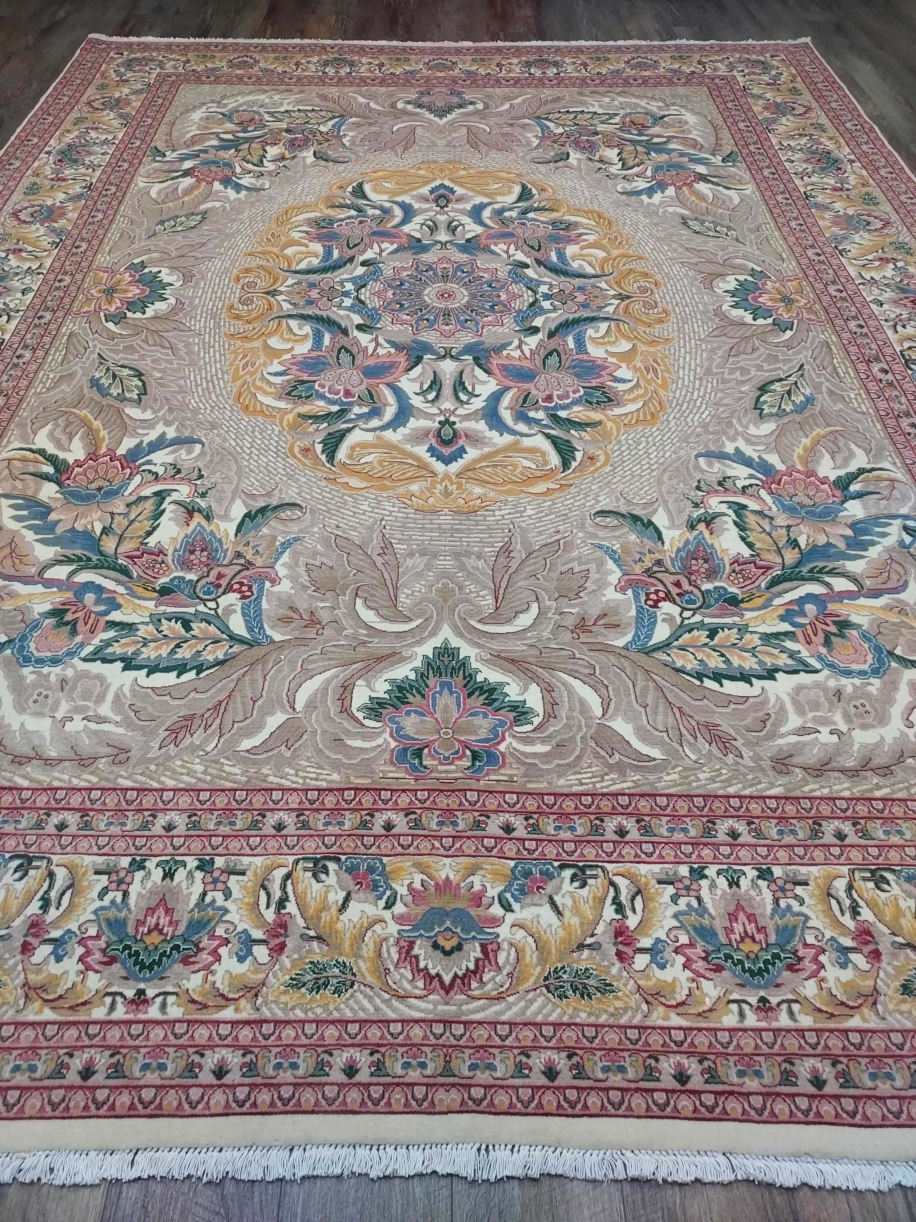 Elegant Beige Floral Medallion Rug